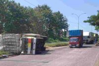 Sebuah truk yang melintasi di jalur ringroad Tuban mengalami kecelakaan, diduga akibat kondisi jalan yang rusak dan banyak lubang,(Assayid Annazili/Liputansatu.id).