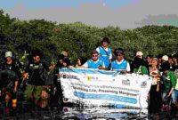 PT PLN Nusantara Power Services Unit PLTMh Sampean Baru menggelar aksi tanam 500 bibit mangrove di pesisir Kampung Blekok, Kecamatan Kendit, Kabupaten Situbondo, Sabtu (26/07/2025),(Fia Rahma/Liputansatu.id).