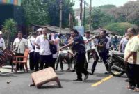 Karyawan Wisata Pasir Putih Blokade Jalur Pantura Situbondo,(Fia Rahma/Liputansatu.id).