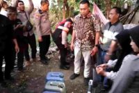 Sidak Lokasi Penimbunan BBM di Desa Kalianget, Bupati Situbondo dan rombongan temukan puluhan jirigen dan dua unit motor diduga milik pelaku,(Fia Rahma/Liputansatu.id).