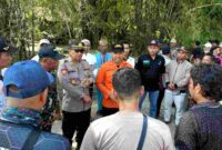 Tim gabungan dari BPBD Tuban, SAR Tuban, TNI, Polri, serta masyarakat setempat melakukan koordinasi pencarian korban tenggelam di Sungai Bengawan Solo, (Assayid Annazili/Liputansatu.id).