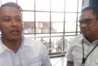 Nang Engky Anom Suseno pertanyakan legalitas LBH KP Ronggolawe yang mendampingi Go Tjong Ping dalam forum Hearing bersama Komisi II DPRD Tuban terkait konflik klenteng Kwan Sing Bio, (Aji Swasto/Liputansatu.id).