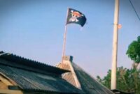 Aksi seorang warga Kecamatan Kerek Tuban yang mengibarkan bendera One Piece dihalaman rumah,(Assayid Annazili/Liputansatu.id).