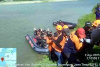 Setelah berhasil ditemukan, jasad Kamid, korban tenggelam di Sungai Bengawan Solo dievakuasi Tim SAR Gabungan,(Assayid Annazili/Liputansatu.id).