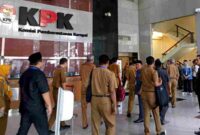 Rombongan Pemkab Tuban memasuki gedung KPK dalam agenda Koordinasi, Supervisi, dan Pencegahan (Korsupgah) Wilayah III KPK,(Assayid Annazili/Liputansatu.id).