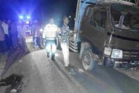 Pemotor tewas tabrak Truk pengangkut Combine di Merakurak Tuban,(Assayid Annazili/Liputansatu.id).