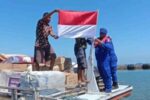 Satpolairud Situbondo Kibarkan Semangat Kemerdekaan di Laut, Bagikan Bendera Merah Putih hingga Sembako Satpolairud Polres Situbondo Bagikan Bendera Merah Putih kepada para nelayan