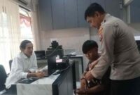 Pelaku Penganiayaan Ibu Kandung diamankan kepolisian dan menjalani pemeriksaan di unit PPA Satreskrim Polres Tuban, (Aji Swasto/Liputansatu.id).