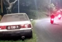 Terlihat mobil misterius yang terparkir dibawah konveyor raksasa kawasan PT SIG Tuban, (Assayid Annazili/Liputansatu.id).