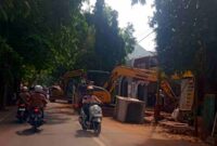 Aktivitas alat berat di proyek drainase Jalan Pramuka, Tuban, yang menuai sorotan karena dugaan pelanggaran K3, (Aji Swasto/Liputansatu.id).