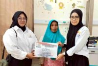 Penyerahan bantuan dari KADIN Situbondo untuk Refan, (Fia Rahma/Liputansatu.id).