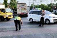 Petugas kepolisian melakukan olah tempat kejadian perkara (TKP) kecelakaan lalu lintas di Mondokan Tuban, (Aji Swasto/Liputansatu.id).