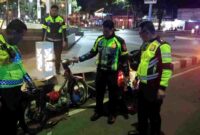 Anggota Satlantas Polres Tuban amankan motor dengan knalpot brong dalam razia malam Operasi Hunting System, (Aji Swasto/Liputansatu.id).