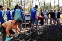 Warga Desa Jadi bergotong royong memperbaiki jalan yang sudah lama rusak dan belum mendapat perhatian dari pemerintah Kabupaten Tuban, (Assayid Annazili/Liputansatu.id).