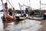 Belasan Perahu Nelayan di Kalbut Situbondo Rusak Dihantam Ombak Setinggi Empat Meter Ombak Setinggi Empat Meter rusak perahu nelayan Situbondo
