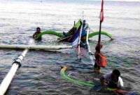 Sejumlah perahu wisata di objek Wisata Pasir Putih Situbondo tenggelam diterjang Gelombang,(Fia Rahma/Liputansatu.id).