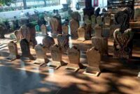 Sejumlah nisan baru di ring 1 komplek makam Sunan Bonang yang menimbulkan kontroversi dikalangan masyarakat, (Assayid Annazili/Liputansatu.id).