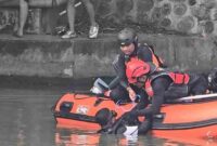 Tim SAR gabungan melakukan upaya pencarian korban tenggelam di Sungai Jagir Surabaya, (Dok: SAR Surabaya).