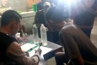 Petugas memeriksa penjaga warung yang berjualan miras ilegal di Kecamatan Semanding Tuban, (Aji Swasto/Liputansatu.id).