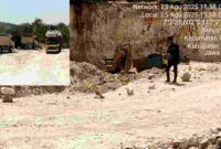 Alat berat dan truk pengangkut material masih beroperasi di lokasi tambang Kecamatan Rengel, Tuban, Selasa (26/08/2025),(Assayid Annazili/Liputansatu.id).