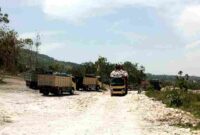 Terlihat aktivitas truk tambang, diduga berada di area tambang ilegal di wilayah Kecamatan Rengel, (Assayid Annazili/Liputansatu.id).