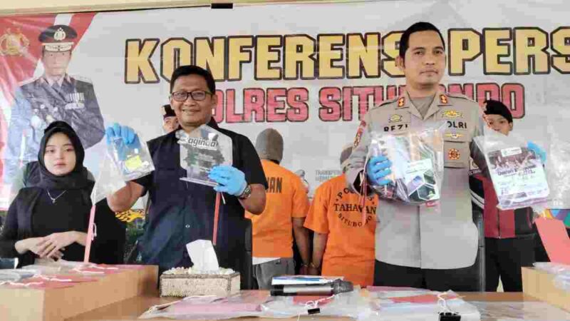 Dua tersangka berhasil diamankan kepolisian Polres Situbondo dalam kasus penipuan travel umrah dengan kerugian miliaran rupiah, (Fia Rahma/Liputansatu.id).