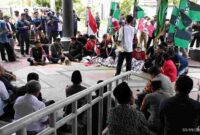 Aksi Damai Mahasiswa Tuban di Gedung DPRD, (Assayid Annazili/Liputansatu.id).
