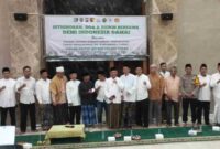 Para tokoh lintas organisasi, parpol, dan Forkopimda Tuban berfoto bersama seusai istighosah, doa, dan dzikir bertajuk “Demi Indonesia Damai” yang digelar MD KAHMI Tuban di Masjid Baitul Mu’min Polres Tuban, Kamis malam (04/09/2025), (Assayid Annazili/Liputansatu.id).