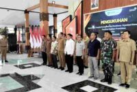 Bupati Situbondo Yusuf Rio Wahyu Prayogo bersama jajaran Forkopimda dan pejabat terkait saat mengukuhkan Satgas Terpadu Penanganan dan Pembinaan Organisasi Kemasyarakatan Terafiliasi Premanisme, di Pendopo Rakyat Situbondo, Senin (08/09/2025), (Fia Rahma/Liputansatu.id).