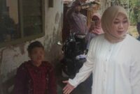 Wakil Ketua DPD Gerindra Jawa Timur, Tri Astuti melihat langsung kondisi keluarga nenek di Tuban yang hidup dalam keterbatasan bersama anak ODGJ dan cucu kembar, (Assayid Annazili/Liputansatu.id).