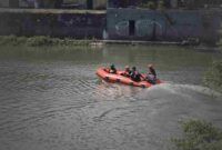 Tim SAR gabungan melakukan penyisiran menggunakan perahu karet di Sungai Jagir Surabaya untuk mencari pria yang diduga melompat ke sungai, Selasa (09/09/2025), (dok: SAR Surabaya).
