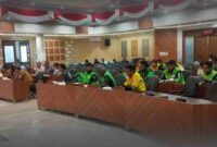 Puluhan pengemudi ojek online saat mengikuti audiensi dengan DPRD Kabupaten Tuban, Selasa (9/9/2025). Mereka menyampaikan lima tuntutan kepada pemerintah daerah dan aplikator, (Assayid Annazili/Liputansatu.id).
