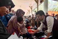 Wakil Gubernur Jawa Timur, Emil Elestianto Dardak, menyerahkan bantuan sosial kepada penyandang disabilitas dalam acara “SAPA BANSOS” di Situbondo, Selasa (09/09/2025), (Fia Rahma/Liputansatu.id).