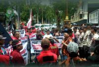 Puluhan massa yang tergabung dalam Aliansi Sekretariat Bersatu menggelar aksi protes di depan Pengadilan Negeri Tuban, Rabu (10/9/2025). Mereka menuntut keadilan atas vonis bebas kasus kekerasan terhadap anak, (Assayid Annazili/Liputansatu.id ).