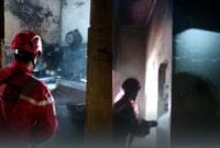 Tim Damkar Tuban menyisir bagian dapur yang ludes terbakar untuk memastikan api benar-benar padam, Rabu (10/9/2025), (Assayid Annazili/Liputansatu.id).