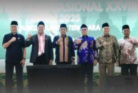 Asisten Deputi Bina Keagamaan Kemenko PMK, Asep Sunandar (tengah), bersama jajaran pejabat dan tokoh daerah saat peluncuran Seleksi Tilawatil Qur’an dan Hadist (STQH) Nasional XXVIII Tahun 2025 di Kendari, Sulawesi Tenggara, Selasa (09/09/2025), (Assayid Annazili/Liputansatu.id).