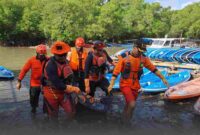Tim SAR gabungan melakukan evakuasi jenasah korban banjir di muara Tukad Badung, Bali, Rabu (10/09/2025), (hms/SAR Denpasar).