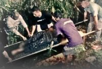 Petugas bersama warga mengevakuasi korban kecelakaan maut di Jalan Raya Desa Tunggulrejo, Kecamatan Singgahan, Tuban, Rabu malam (10/9/2025), (Assayid Annazili/Liputansatu.id).