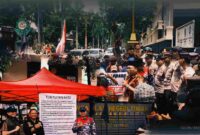 Aliansi sejumlah ormas mendirikan tenda aduan di depan Pengadilan Negeri (PN) Tuban, Senin (15/09/2025), sebagai bentuk protes karena tak ditemui Ketua PN saat aksi sebelumnya, (Assayid Annazili/Liputansatu.id).