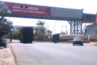 Situasi di simpang empat jalur logistik PT Semen Indonesia, yang berada di jalan Nasional Pantura Tuban-Semarang dibiarkan tanpa penjaga dan mengancam keselamatan pengendara, (Foto: Assayid/Liputansatu.id).
