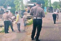Petugas Satlantas Polres Tuban melakukan olah tempat kejadian perkara (TKP) kecelakaan lalu lintas di Jalan Kerek–Montong, Desa Jarorejo, Kecamatan Kerek, Selasa (16/09/2025), (Assayid Annazili/Liputansatu.id).