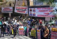 Aliansi Ormas Tuban pasang spanduk tuntut pencopotan Hakim Pengadilan Negeri Tuban, (Aji Swasto/Liputansatu.id).