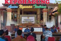 Warga Desa Kepohagung saat menggelar pertemuan di balai desa menuntut kejelasan penanganan kasus dugaan penyelewengan dana desa Rp1,1 miliar yang menyeret Kepala Desa Kepohagung, Rabu (17/09/2025), (Assayid Annazili/Liputansatu.id).