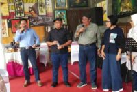Para alumni larut dalam suasana nostalgia seraya ditemani lantunan tembang kenangan dalam acara temu kangen di Tuban,  (Assayid Annazili/Liputansatu.id).