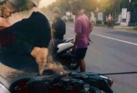 Diduga tesangkut kabel Telkom, pengendara terjatuh di jalan raya Rengel Tuban, (Assayid Annazili/Liputansatu.id).