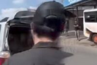 Insiden sengolan antara mobil minibus hitam dengan ambulance yang sempat viral di medsos, (Assayid Annazili/Liputansatu.id).