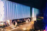 Truk gandeng yang terlibat kecelakaan maut di Jalan Soekarno-Hatta, Desa Sugihwaras, Kecamatan Jenu, Tuban, Jumat malam (19/9/2025). Seorang pengendara motor tewas di lokasi kejadian, (Assayid Annazili/Liputansatu.id).