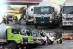 Abaikan Andalalin, Truk Semen Parkir di SPBU dan Tepi Jalan Truk-truk pengangkut semen terparkir di SPBU jalan Pantura Tuban