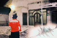 Petugas meninjau rumah warga di Situbondo yang rusak akibat gempa bermagnitudo 5,7, Kamis (25/9/2025). Puluhan rumah dilaporkan retak hingga ambruk, (Fia Rahma/Liputansatu.id).