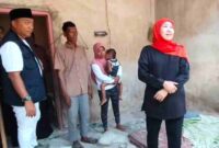 Gubernur Khofifah Indar Parawansa didampingi Bupati Situbondo, Yusuf Rio Wahyu Prayogo saat meninjau rumah warga yang rusak akibat diterjang gempa 5,4 SR, (Foto: Fia/Liputansatu.id).